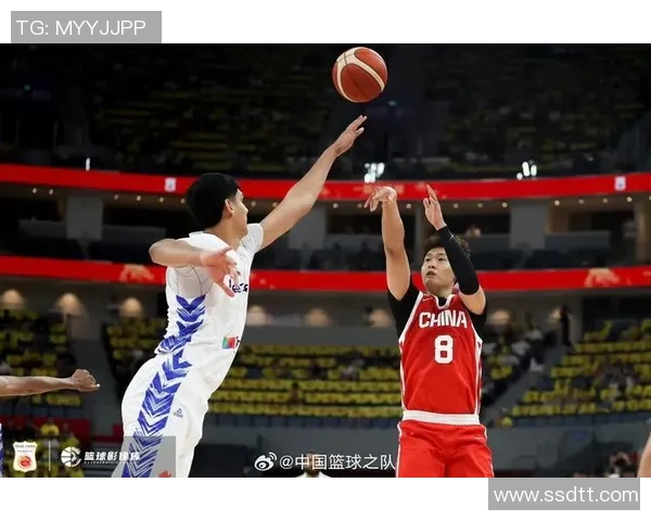 中国男篮队迎战泰国队全力争胜展现实力与团队合作精神